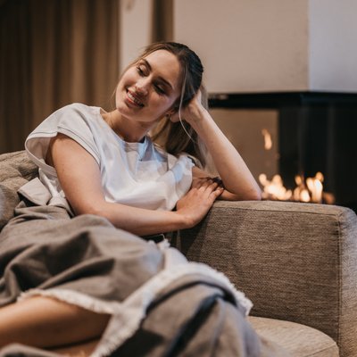 Frau entspannt sich auf dem Sofa