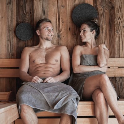 Paar entspannt sich in der Sauna