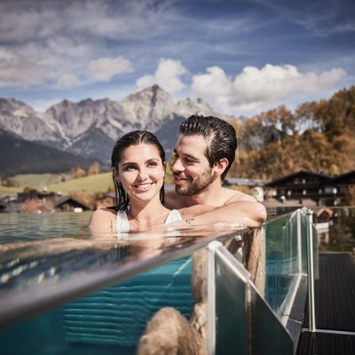 Paar entspannt sich im Pool